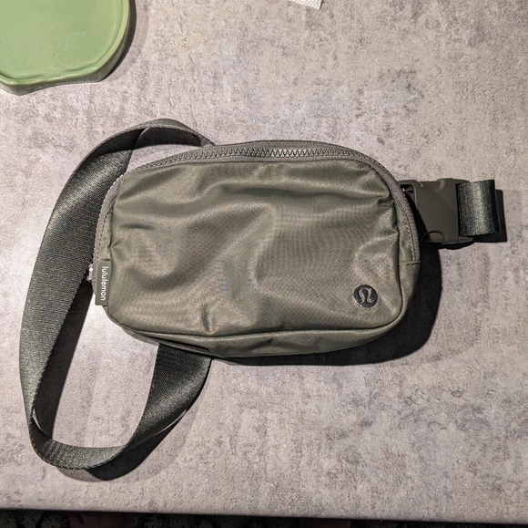 NWOT Lululemon everywhere belt bag 1L grey sage - Picture 4 of 6